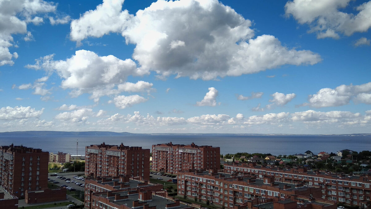 Выйди на балкон, поверни голову. И вот оно, счастье по имени Волга
