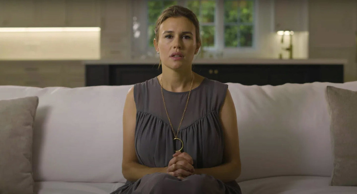 Александра Зарини на YouTube в своем видеоблоге.  Скриншот: Los Angeleno