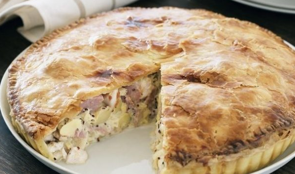 Как у бабушки: татарский пирог с мясом и картофелем