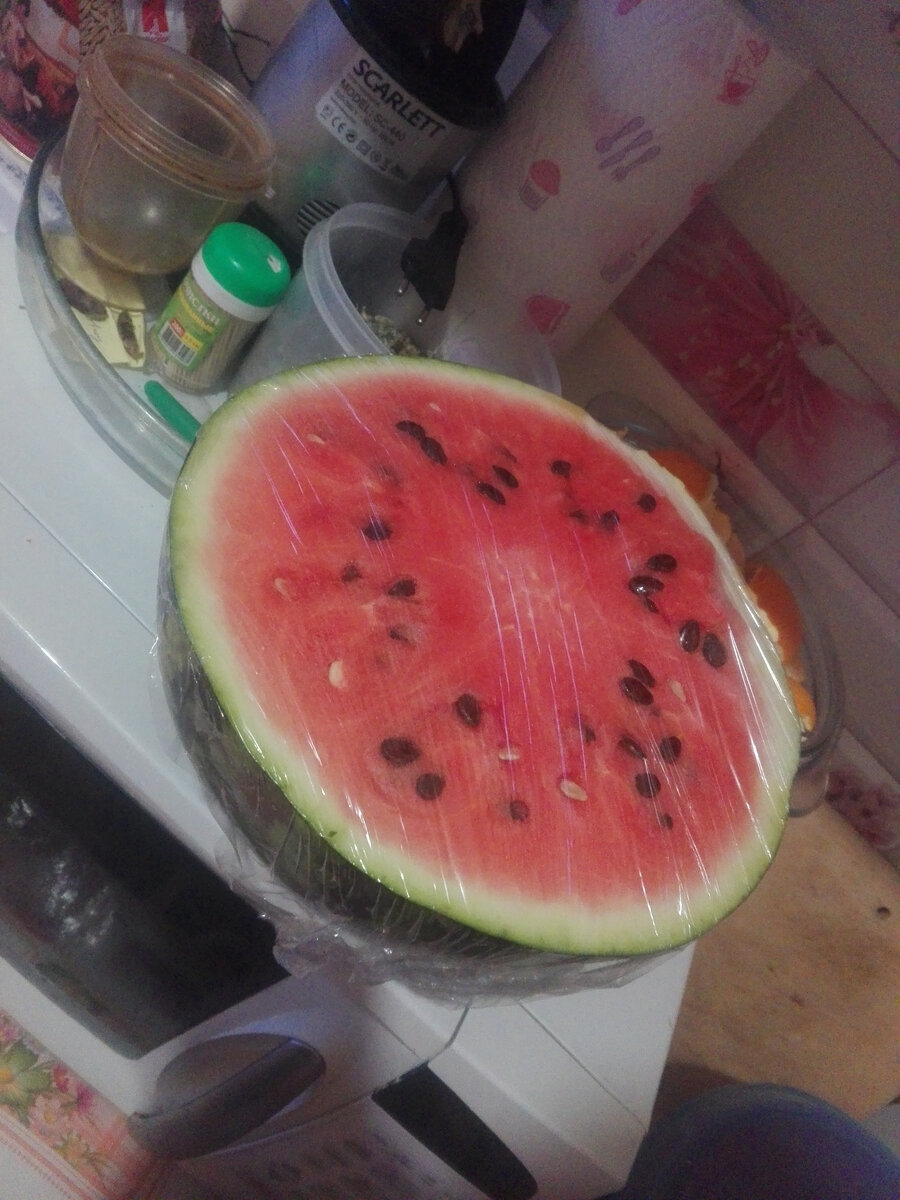 Арбуз, который будет храниться до конца декабря в морозильнике.