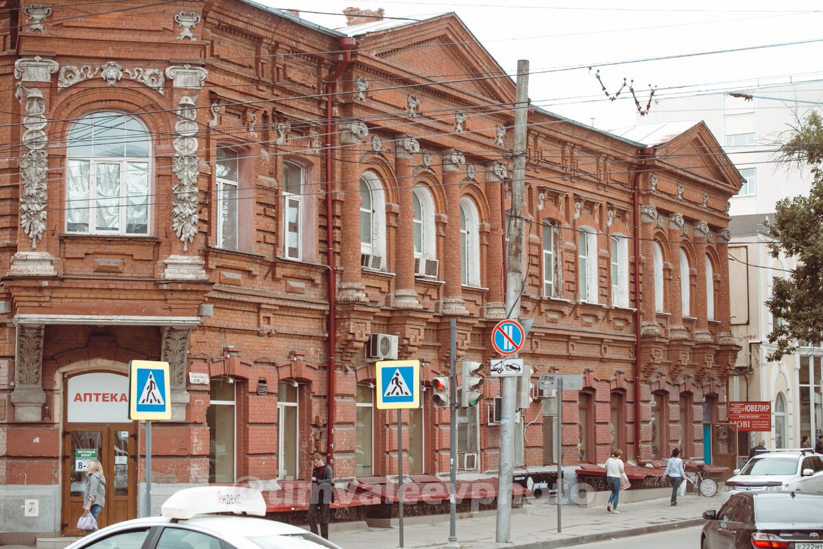Саратов. Старый город. Ещё бы убрать мусор и кислотные рамки со знаков...