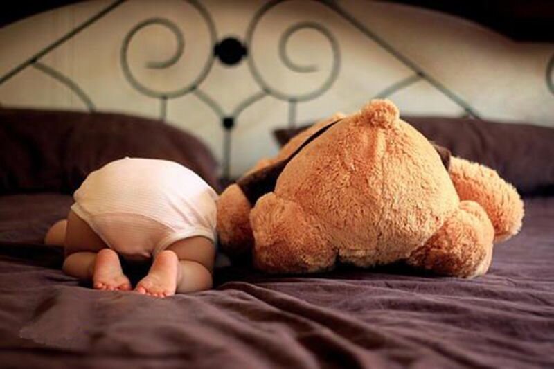 Почему маленькие дети спят попой вверх👆- поза преодоления препятствий, сопротивления, упрямства, малыш «идёт буром», ему что-то не нравится во взаимоотношениях с окружающим миром, пытается переделать мир под себя🤗 
С точки зрения педиатров - это хорошая поза, она помогает правильному развитию тазобедренных суставов, согревает и массирует животик.

У детей сон в такой позе становится любимым на годы😋