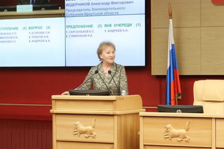 Сотрудники правоохранительных органов задержали бывшего министра здравоохранения Иркутской области Наталью Ледяеву и ее сына. Об этом сообщается на сайте регионального управления Следственного комитета.

По версии следствия, действуя по предварительному сговору Ледяева, ее сын и иные лица, с мая по октябрь 2020 года похитили из бюджета региона 25 миллионов рублей, которые должны были потратить на закупку средств индивидуальной защиты (медицинских масок, респираторов) для нужд министерства здравоохранения Иркутской области.

По месту жительства бывшей главы минздрава проведен обыск, решается вопрос об избрании ей меры пресечения.

В сентябре стало известно о задержании депутата заксобрания Иркутской области и сына бывшего губернатора региона Андрея Левченко. Его подозревают в особо крупном мошенничестве. По информации следствия, в октябре 2017 года сын экс-губернатора заключил с зарубежной компанией договор на поставку в Иркутск лифтового оборудования более чем на 167 миллионов рублей. Затем была создана другая компания, с помощью которой стоимость ремонтных работ была необоснованно увеличена уже до 319 миллионов рублей. В общей сложности ущерб, причиненный Иркутской области, оценили более чем в 185 миллионов рублей.