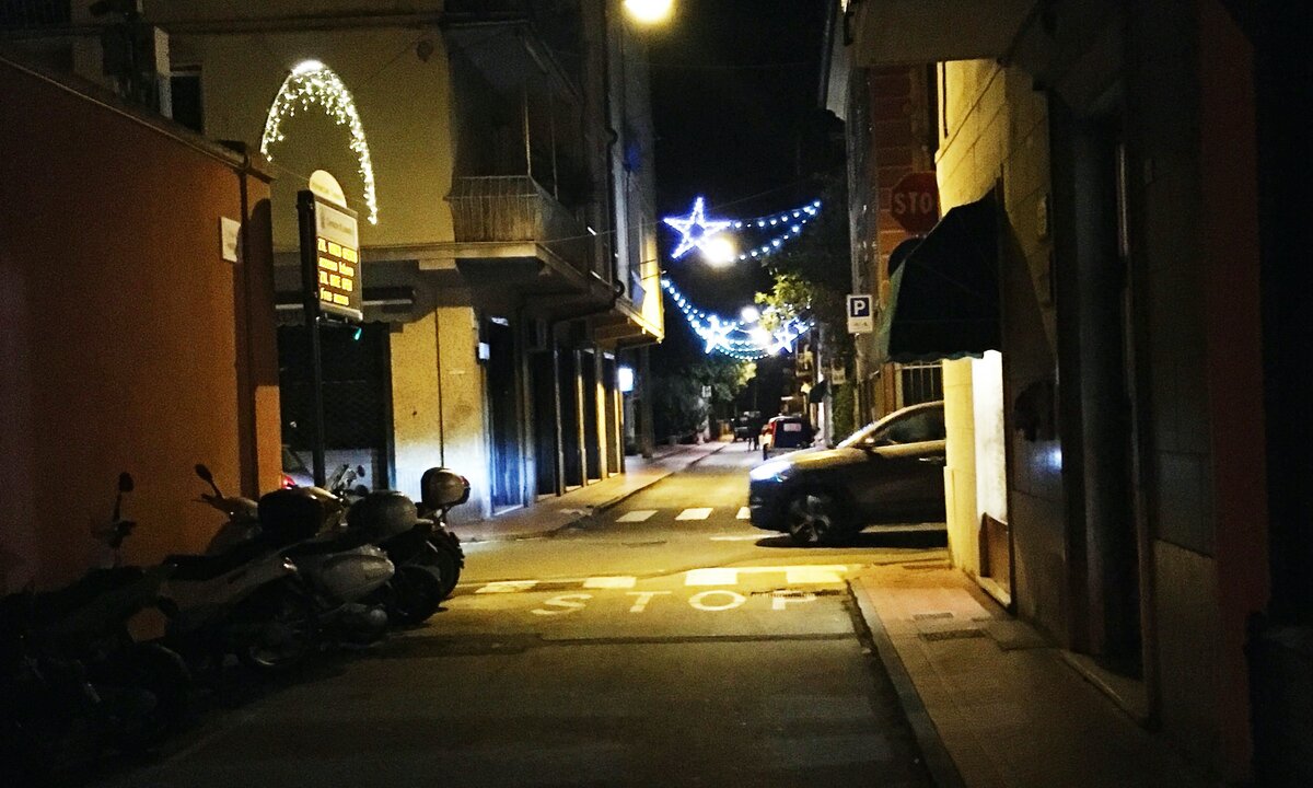 даже в деревне улицы будут пусть и скромно, но украшены (фото – Piano Piano)