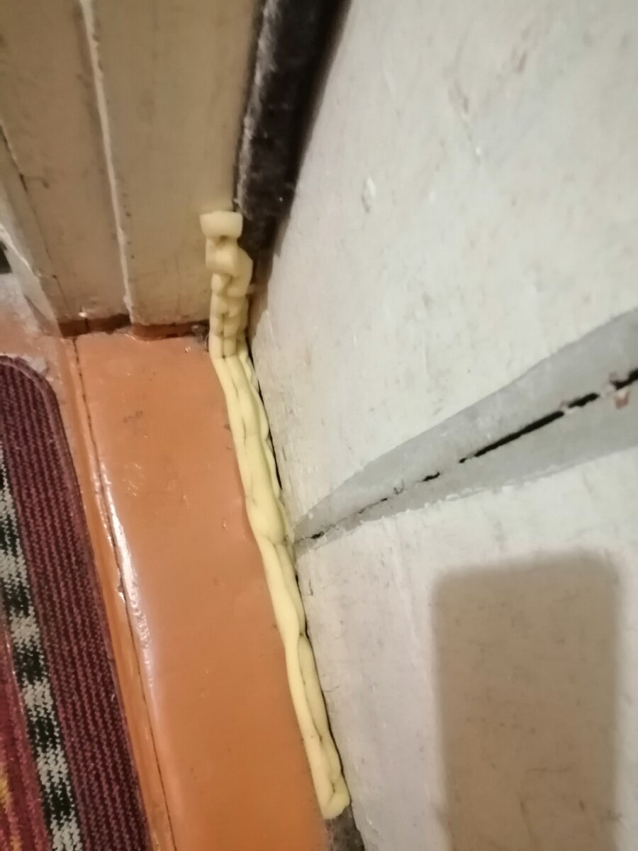 Так же заделала щель под дверью