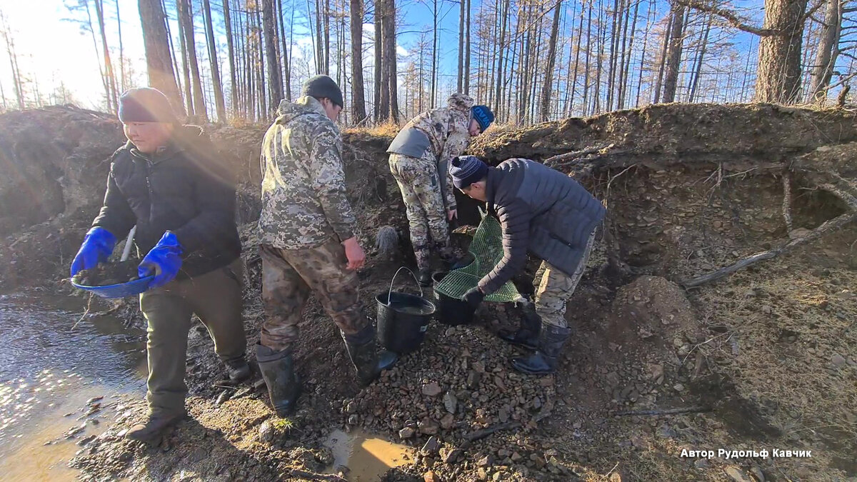 Обратите внимание на подмытые рекой борта, это самое лучшее место для опробования, так как, вам доступна большое количество породы для разведки.