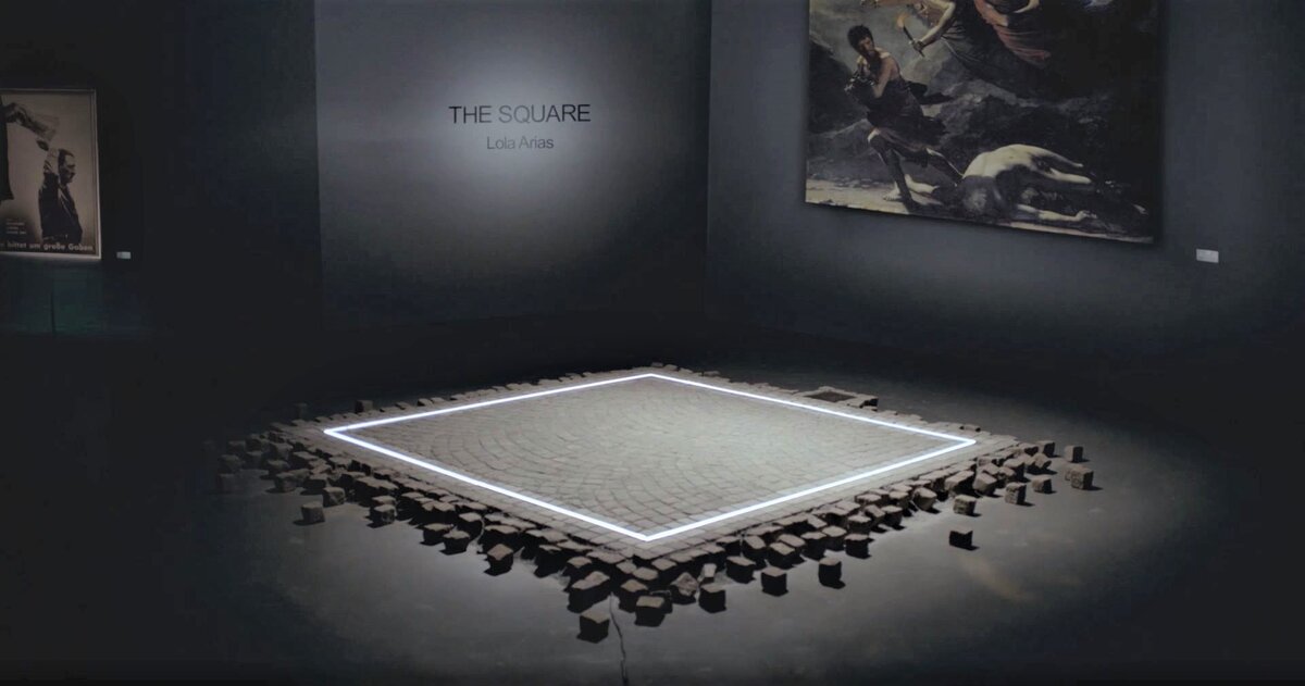 Настоящий автор инсталляции - режиссер фильма. Кадр из к/ф «Квадрат».