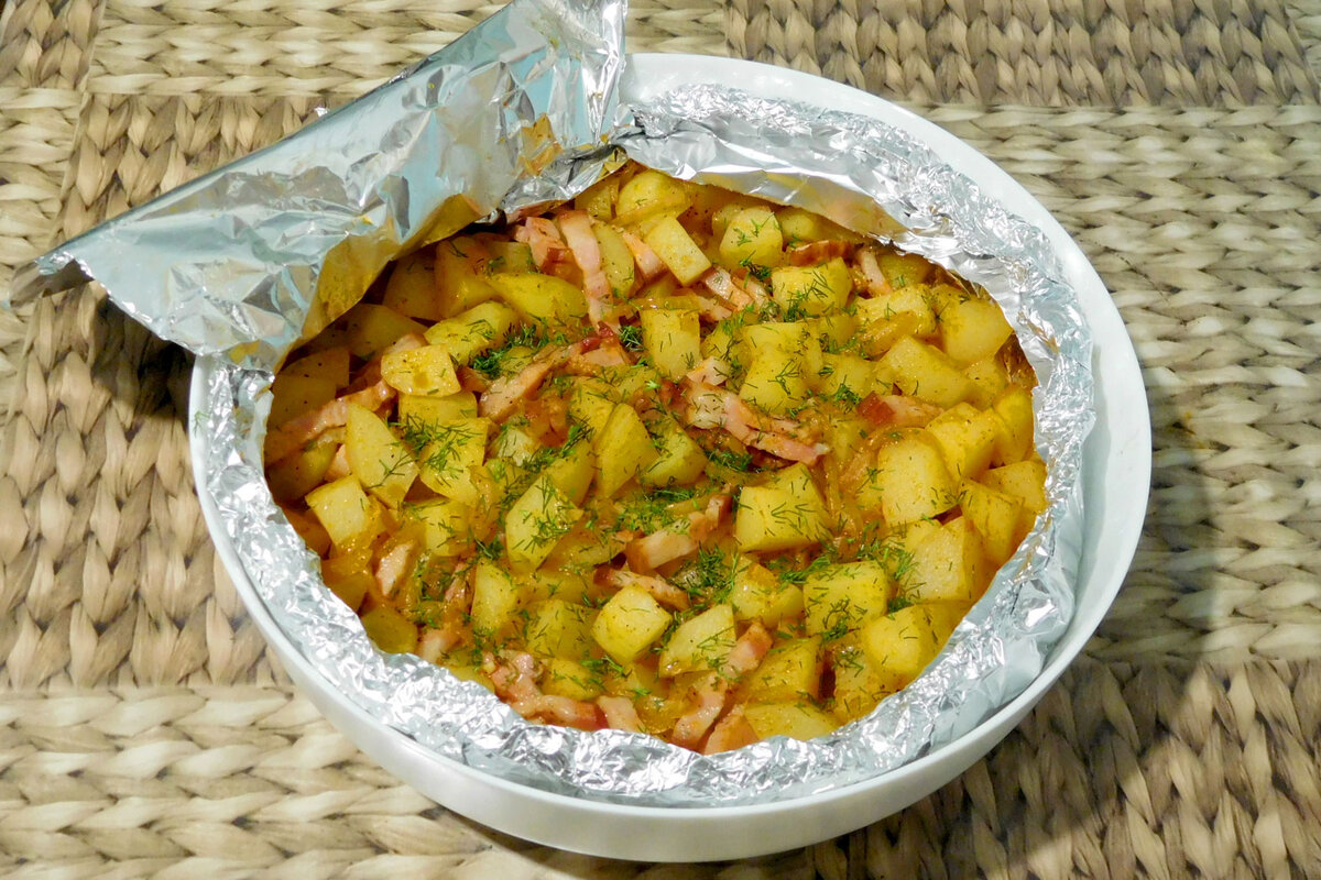 Картошка по-французски с беконом в духовке