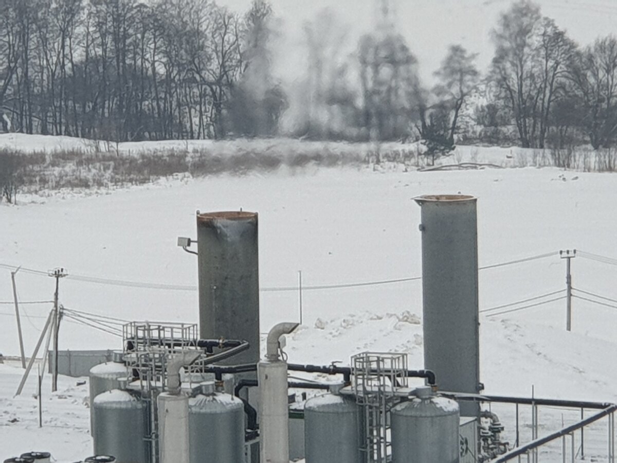 Фото на факела с вершины западного плато полигона "Кучино". Видно, что левый факел работает (прозрачная дымка, углекислый газ), второй не горит.