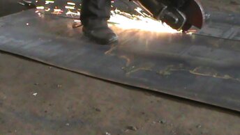 Как резать болгаркой листовой металл в 2 раза быстрее и идеально точно. Опытный слесарь поделился хитрым способом