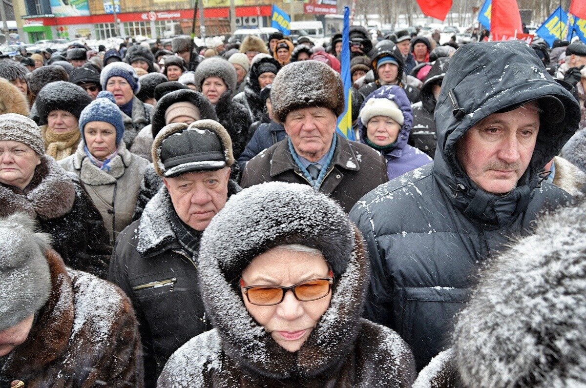 Новое по пенсиям на сегодня. Российские пенсионеры. Бабушки на митинге. Толпа пенсионеров.