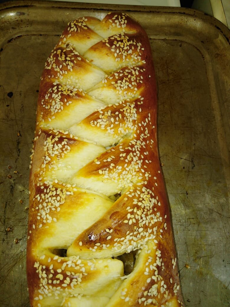 Пирожок с капустой и грибами- наш перекус. Еще борщ и чай). Пирог приготовлен помощницей  Светой). Фото тоже ее).