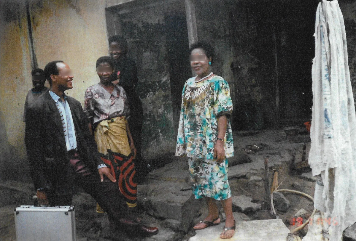 Это он на родине с подарками. Шлет деньги своей маме в Африку, но имеет подозрения, что деньги до мамы не доходят. Мама не умеет ни читать ни писать и этим пользуются наглые племянники.