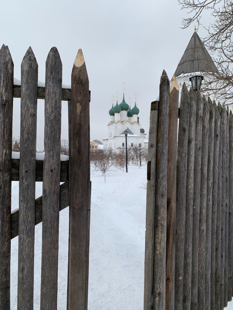 Заходим в Митрополичий сад и представляем, что попали в прошлое