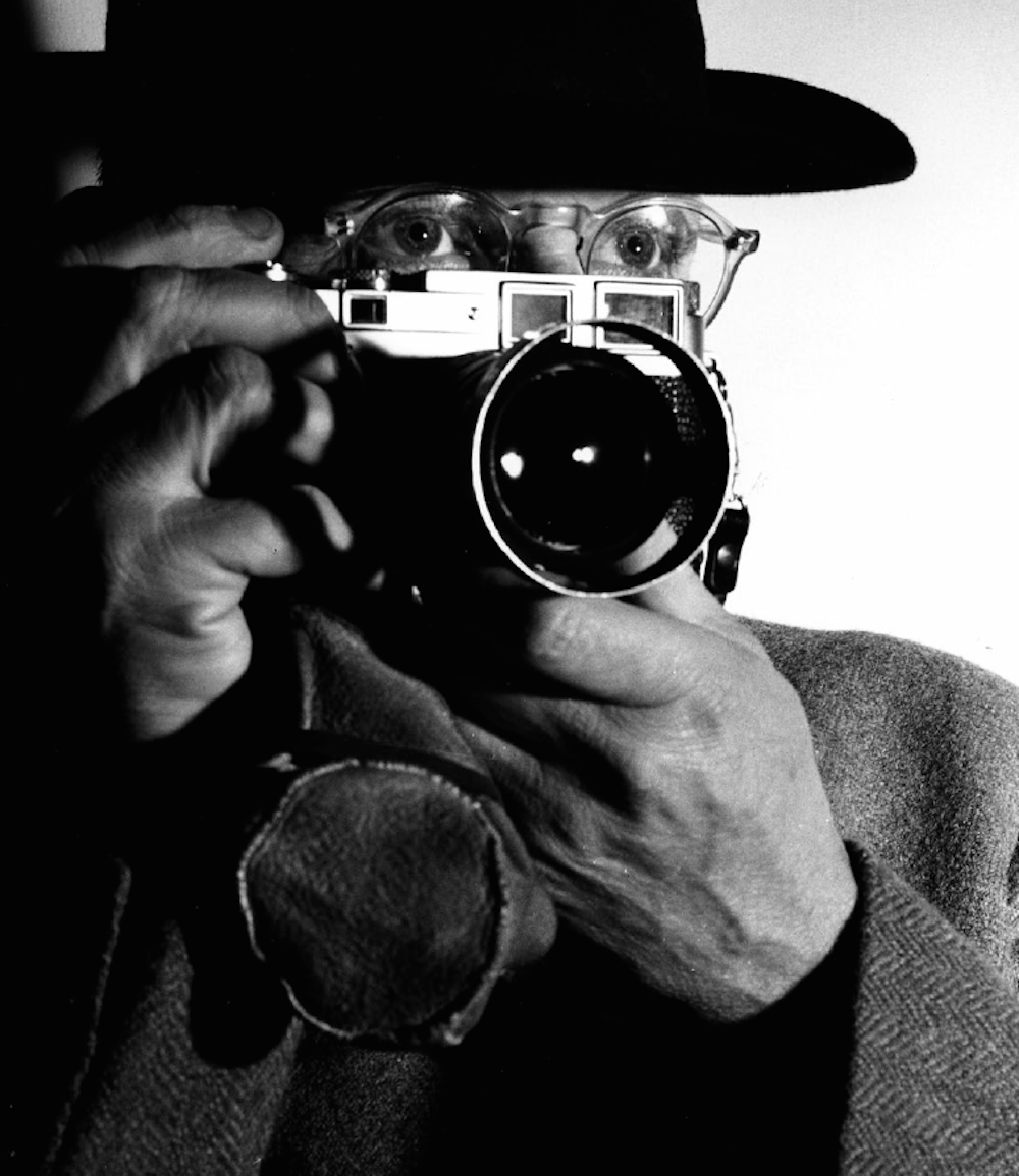 легенда уличной фотографии Анри-Картье Брессон со своей Leica. 1955г