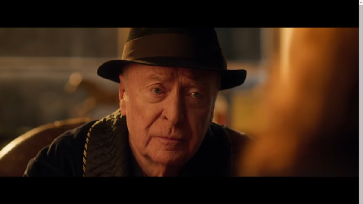 Нищета и голод часто толкают несчастных людей на совершение ужасающих преступлений. Но, если обладатели чёрной души получают удовольствие, нарушая закон, невинные бедняки стараются убежать от криминальной стези. Оливер Твист родился в работном доме, и его матушка едва успела взглянуть на сына, после чего испустила дух. Несчастный юнец прошёл болезненный этап детства, заполненный холодными ночами, побоями и голодным существованием. Достигнув периода избавления от кабалы, парнишка сбежал в туманный Лондон, надеясь обрести уютное жильё и сытный ужин. Но его мечтам не дано было осуществиться. 
Коварная судьба подготовила мальчику колоссальное количество испытаний, словно желая проверить бедолагу на прочность. Промышляя на лондонских улицах, щуплый юноша писал картины, чистил обувь, в общем, старался заработать на кусок хлеба честным образом. Однажды малыш познакомился с интересной собеседницей – плутовкой Додж. Она рассказала об уникальной возможности разбогатеть, не требующей почти никаких усилий. Девушка трудилась в компании профессионального вора Фейгина, давно прогнившего изнутри, как старая коряга. Помогала грабителю безумная напарница Сайкс. Все участники преступного трио подговорили новичка помочь им похитить картину, имеющую баснословную стоимость.