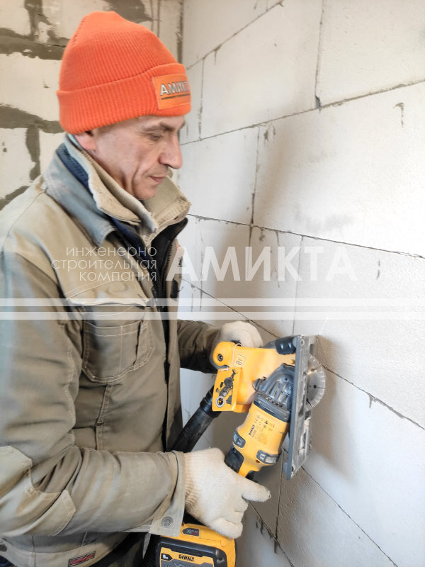 Демонстрация работы штробореза, фото с сайта https://amikta.ru/