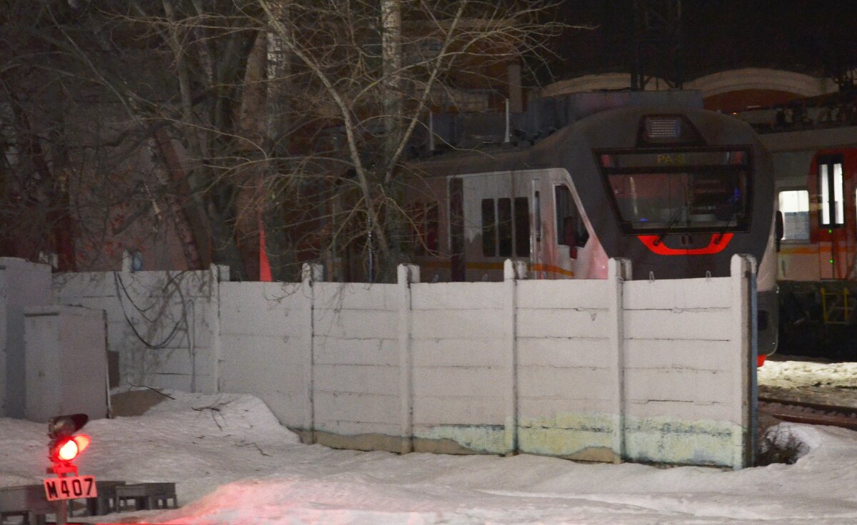 РА-3 в расцветке ЦППК скромно выглядывает из-за забора, а М407 подмигивает ему красным.