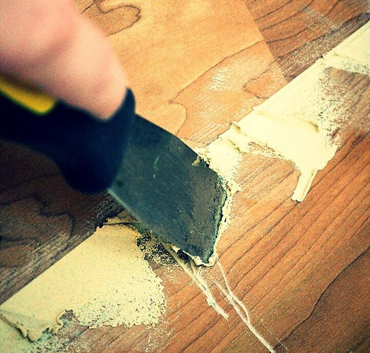 Заделка трещин шпатлевкой.