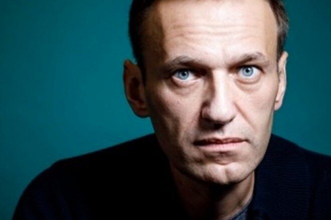 До Леши постепенно доходит, что иногда -  shit happens