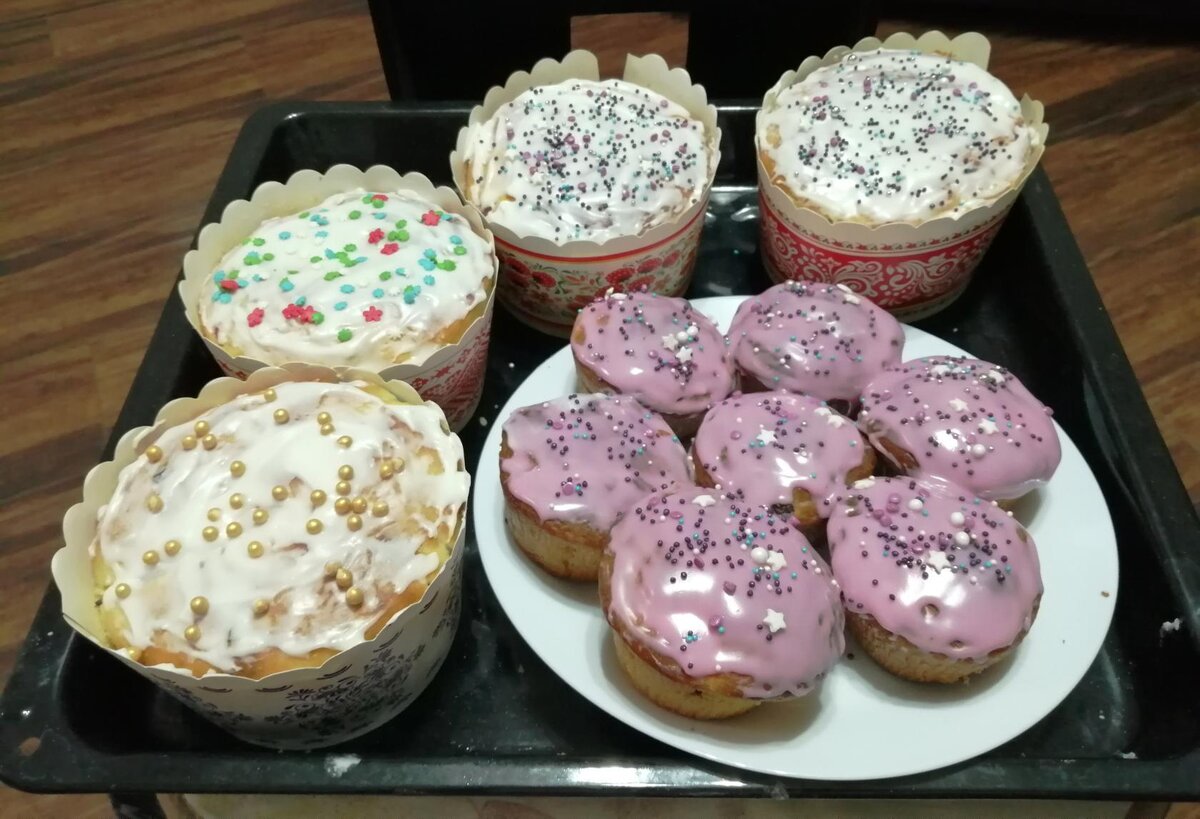 Это мои прошлогодние куличи - те что с розовым покрытие именно творожные!