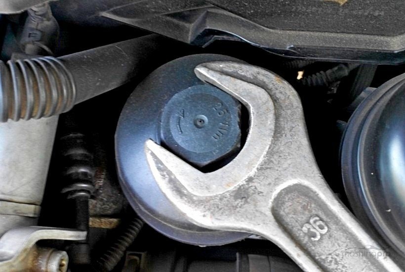 Масляный фильтр откручивают рожковым ключом на 36