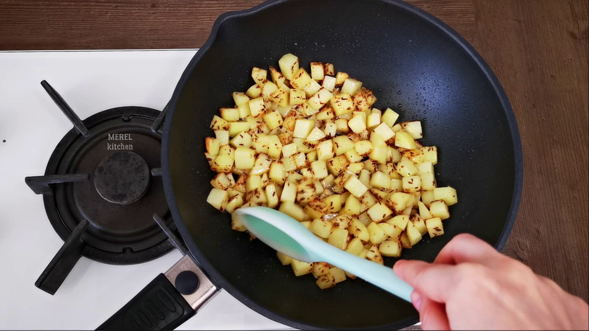 Жареная картошка на воде рецепт. Сковородка для жарки картошки. Жареная картошка на сковороде. Приправа для жареной картошки на сковороде. Фото жареной картошки на сковороде.