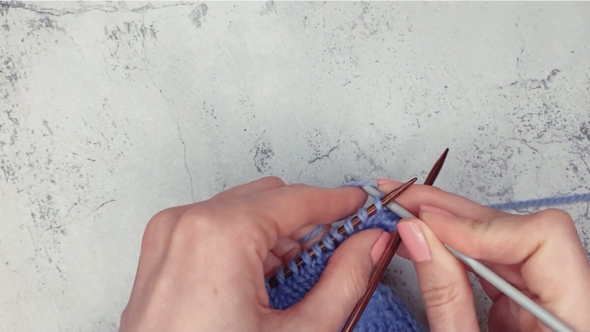 Крючком подхватываем рабочую нить и протягиваем 
ее в петлю