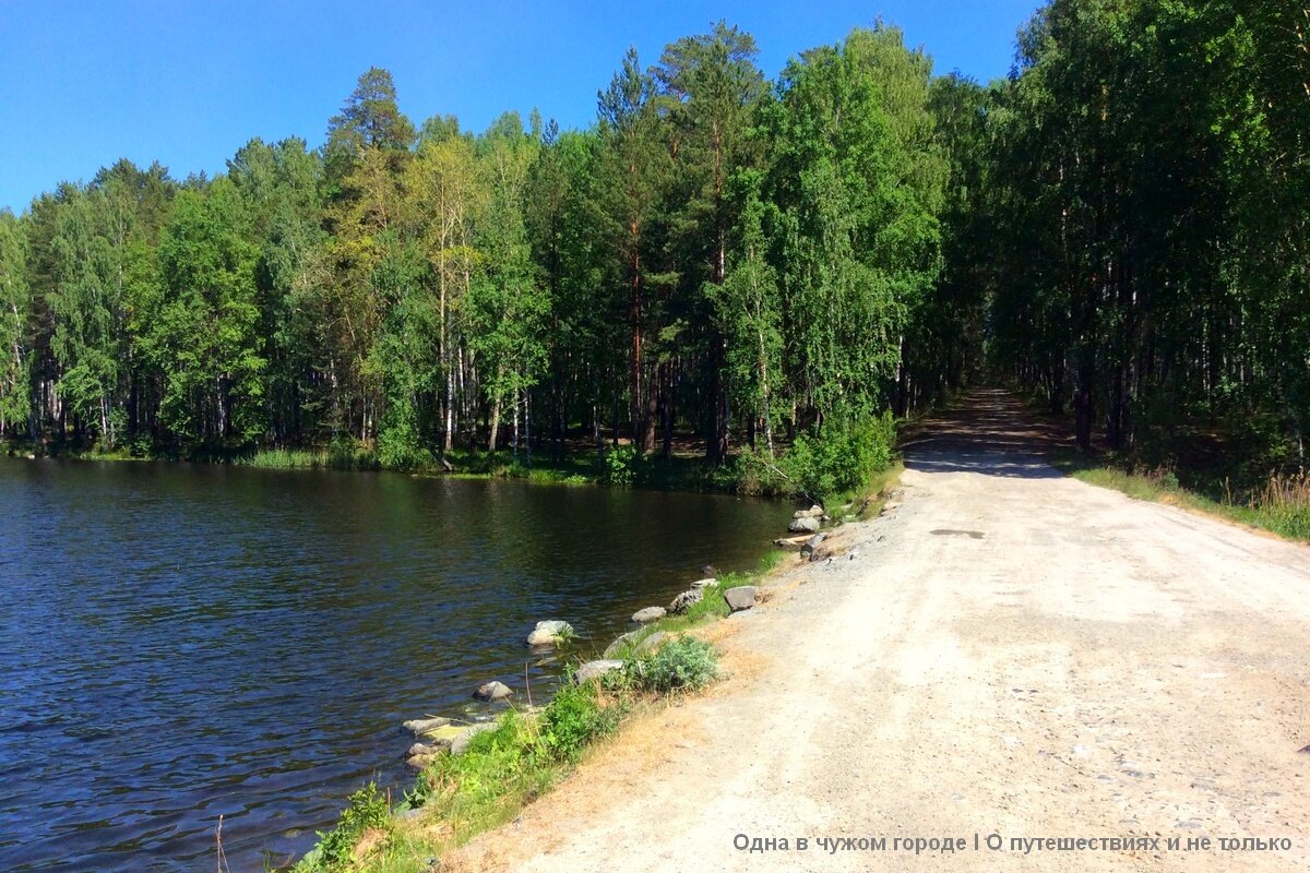 Через речку идёт насыпная дорога