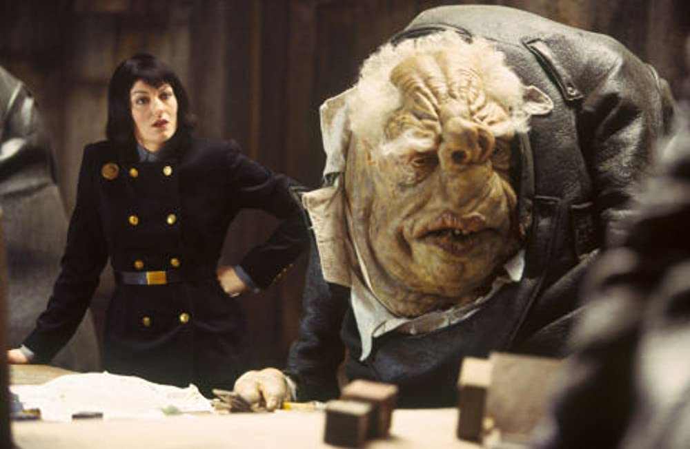 Кадр из фильма The Hitchhiker's Guide to the Galaxy. Режиссер: Гарт Дженнингс. Оператор: Игорь Жадю-Лилло. Производство: Everyman Pictures, Hammer & Tongs, Spyglass Entertainment, Touchstone Pictures. Показ в России: Каскад фильм 