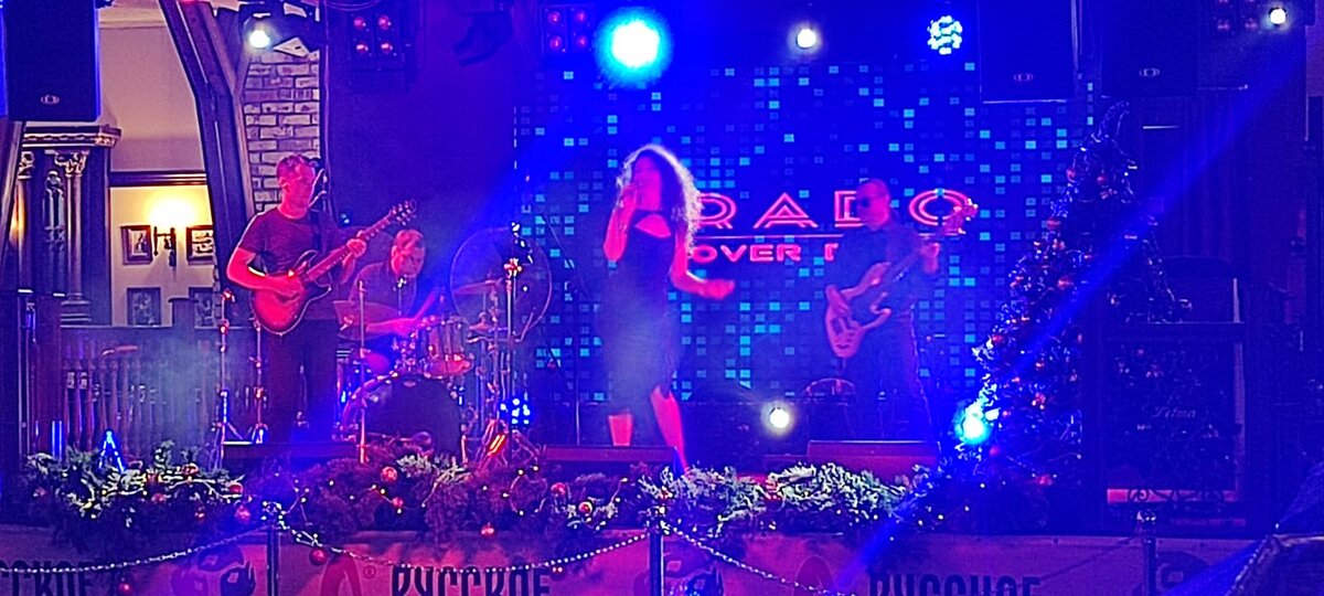 Сцена. Живая музыка