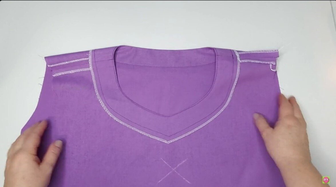 Как уменьшить вырез горловины на готовом изделии. Декоративные строчки на ткани. Шитье отделка горловины. Обработка круглой горловины. Широкая обтачка горловины у платья.