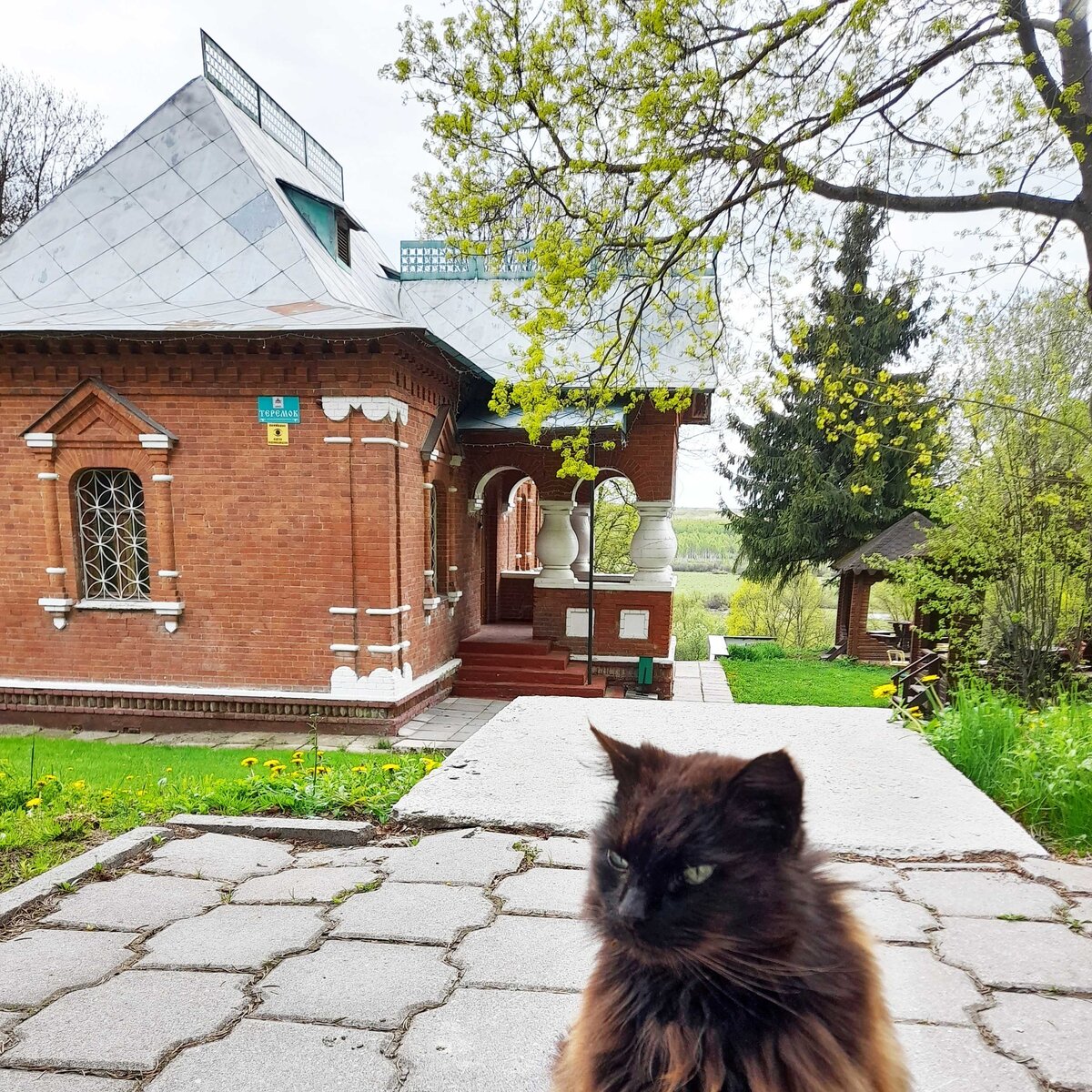 Один из хозяев нынешней усадьбы. :)