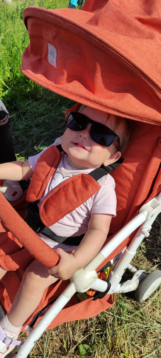 Она ещё не знает, что целый день будет без мамы. Надеюсь, справятся с этой малявкой!)