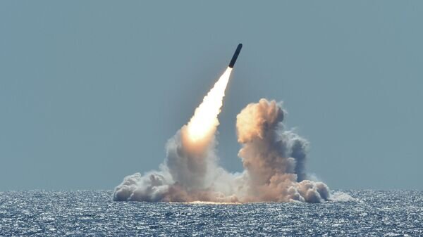    Испытательный запуск ракеты Trident II D5 с подводной лодки Небраска у побережья Калифорнии© U.S. Navy photo by Mass Communication Specialist 1st Class Ronald Gutridge