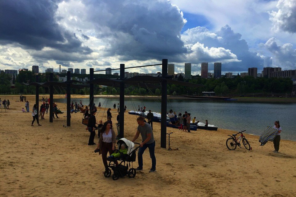 Пляж на Кашакдане очень полюбился уфимцам, но, правда, искупаться в самом озере получится еще не скоро Фото: Захар ЯКОВЛЕВ