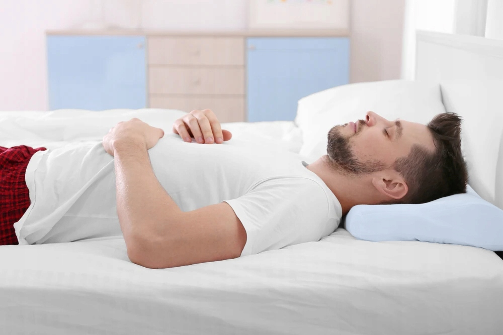 Отсутствует давление на суставы и область плеч, челюсть. При болезнях суставов как раз рекомендуется спать на спине.