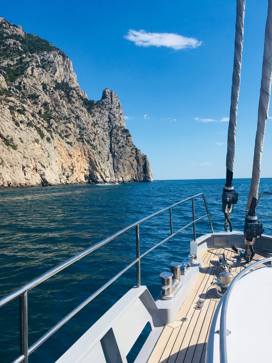 Мыс Айя-прогулка на катере к мысу просто великолепна, приезжаете в Балаклаву арендуете лодку, или катерок и вперёд к приключениям!Возьмите в аренду маску, и ласты!