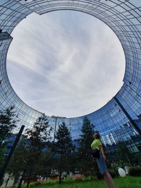    Во дворик административно-делового центра им. Попова стоит зайти ради эффекта искривления пространства. Фото:  АиФ/ Софья Файзуллина