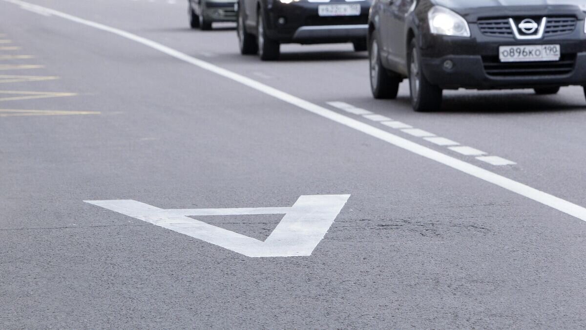    Разметка выделенной полосы для движения общественного транспорта © РИА Новости / Руслан Кривобок