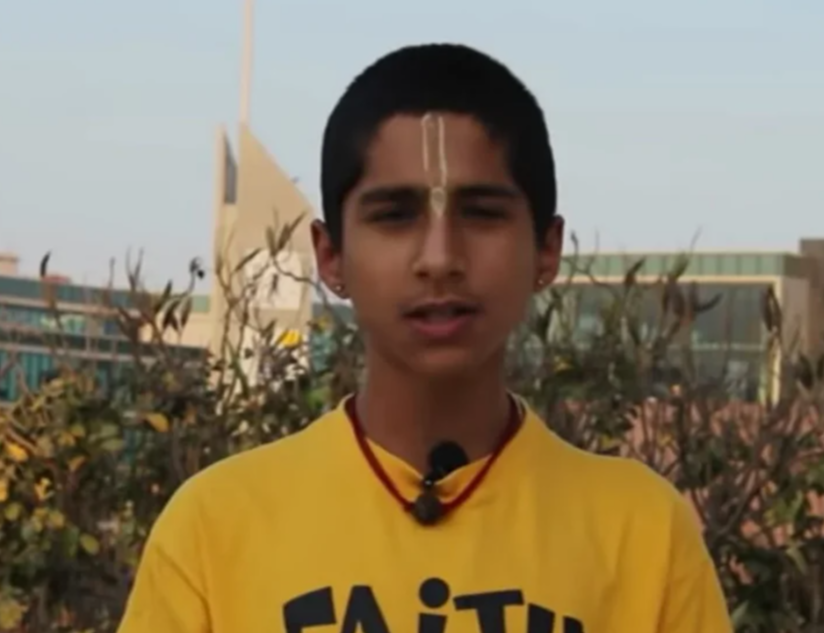 Мальчик сильно отличается от своих сверстников. Его увлечения лежат в области астрологии, он научился предсказывать будущее по расположению небесных тел. Его главным достижением стало предсказание COVID -19 задолго до появления этой заразы в мире, однако, в то время на юношу не обращали внимания. Если бы к его мнению прислушались — мир гораздо легче пережил бы напасть пандемии. 
В выпущенном им видео он ясно дал понять, что ноябрь 2019 года становится отправной точкой для событий мирового масштаба, которые навсегда переменят жизнь на планете. Школьник предвидел и глобальные проблемы в экономической системе, которые будут сопутствовать болезни, указывал на то, что бороться с заразой будет весь мир. Поражает и тот факт, что Абхигья предсказал увеличение дистанции между людьми. Так и вышло — страны закрывали свои границы, а правительство просило соблюдать социальную дистанцию. Данное пророчество сбылось с точностью до последнего слова.

На достигнутом Ананда не остановился, продолжив предостерегать мир пророчествами. Он назвал точную дату, когда COVID-19 пойдет на спад - 29 мая 2020 года. Изумительно, но так и произошло — именно в последних числах мая большинство стран вышли на уверенное плато, болезнь стала отступать, карантинные меры ослабевать. Высокая точно предсказаний просто обязывает общество прислушиваться к словам индийского пророка.

Наставление Абхигьи.

Мальчик неоднократно повторяет, что людям необходимо очистить карму и закрыть грехи хорошими поступками. Это поможет не только каждому отдельному человеку, но и всем людям в целом, так как в долгосрочной перспективе очищение кармы минимизирует количество невзгод, обрушившихся на человечество.