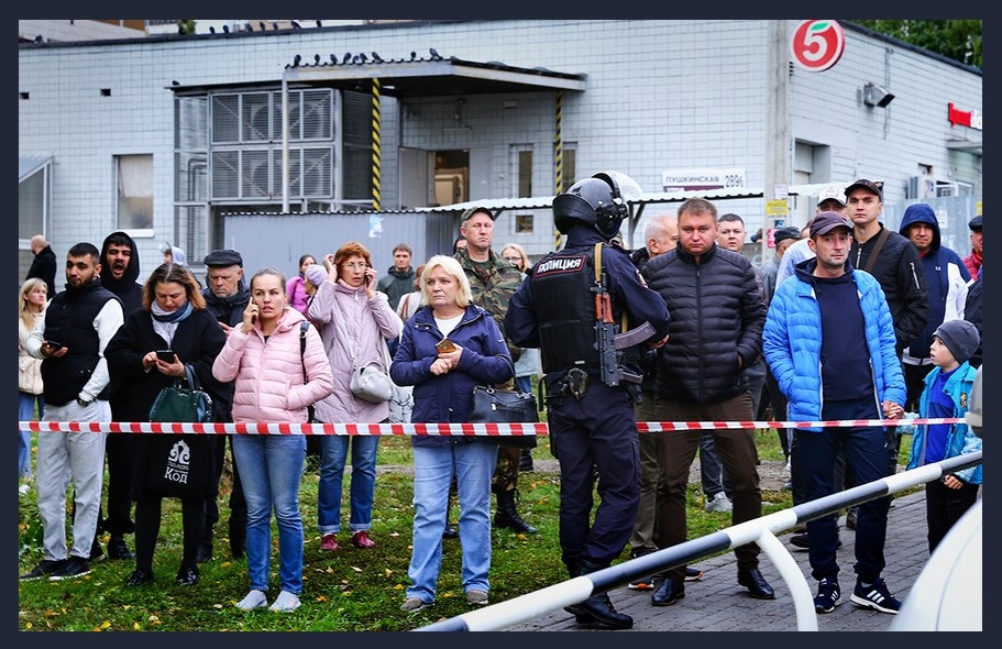 рядом со зданием школы. Ижевск