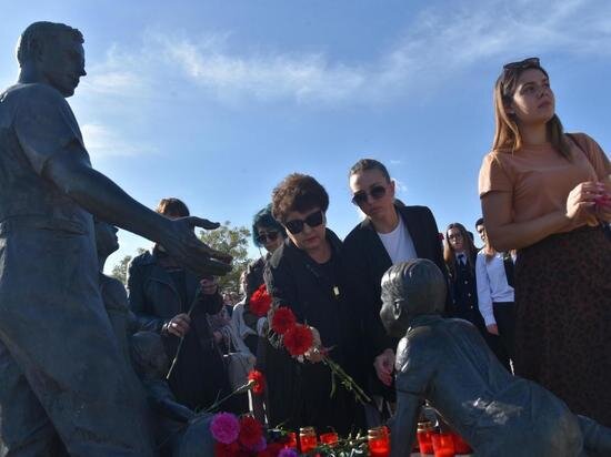     Астраханцы почтили память погибших в Ижевске Пресс-служба администрации Астрахани