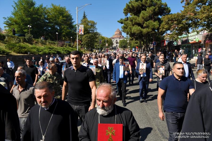 В столице Арцаха состоялся многотысячный Крестный ход в память о павших на 44-дневной войне героях. Фоторепортаж