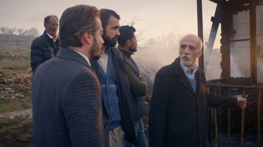 Турецкий сериал чужая 1 серия русская озвучка. Харун азра ветренный. Убийство хазара в сериале ветреный. Ветреный турецкий сериал 21. Сериал ветреный.