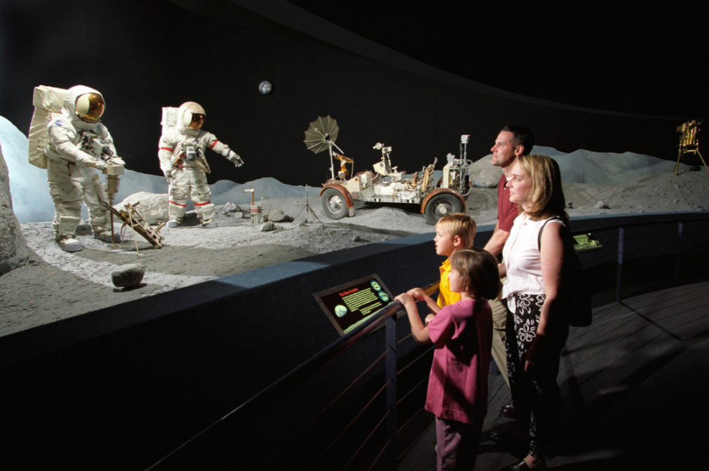 Игрушечный ровер "Аполлона" стоит в музее на Земле? 