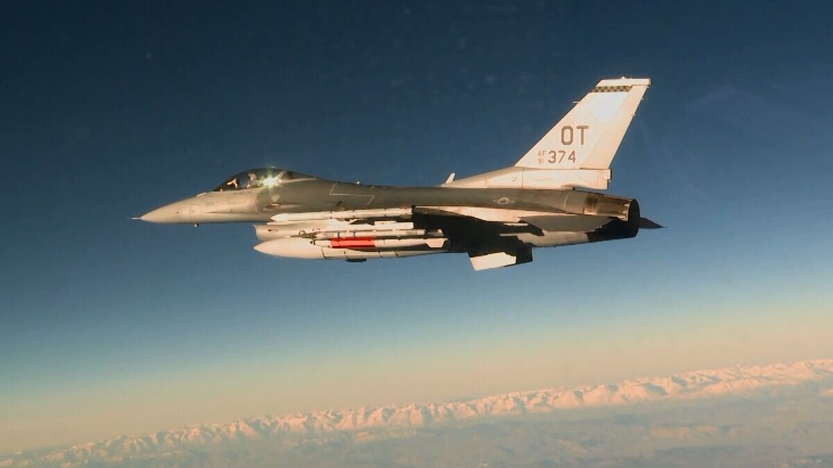    Американский истребитель F-16C с авиабомбой B61-12© Фото : U.S. Air Force photo/Staff Sgt. Brandi Hansen