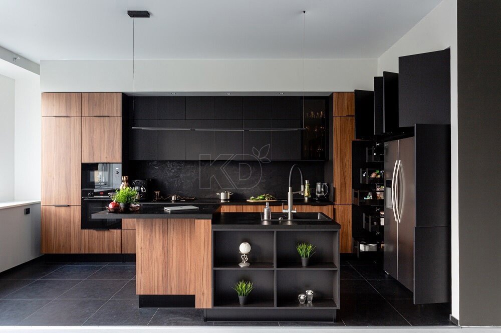 Кухня с просторным функциональным островом 