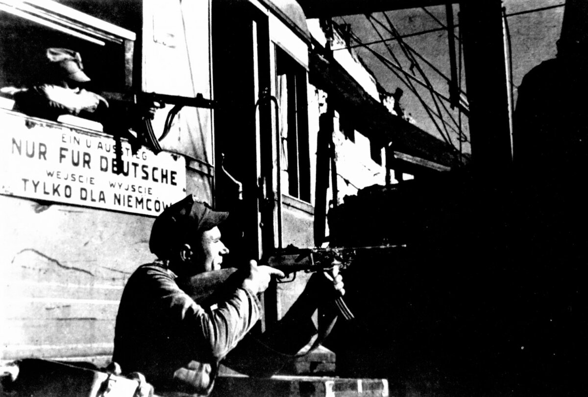 Солдаты Войска Польского ведут бой в варшавском пригороде (На трамвае надпись — «Только для немцев»).