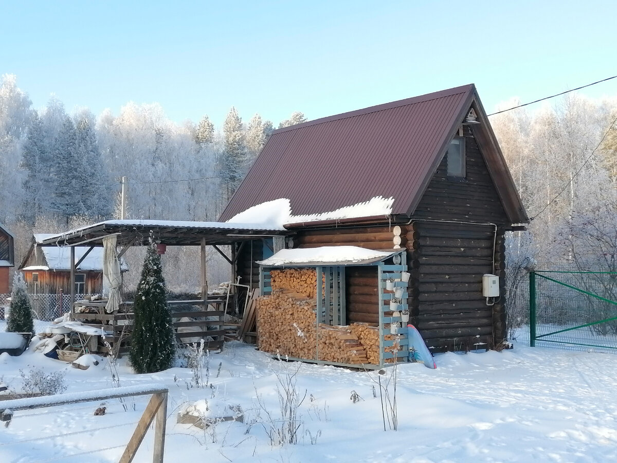 Наш дровник рассчитан на 5 кубов дров. Сожгли почти половину за несколько месяцев